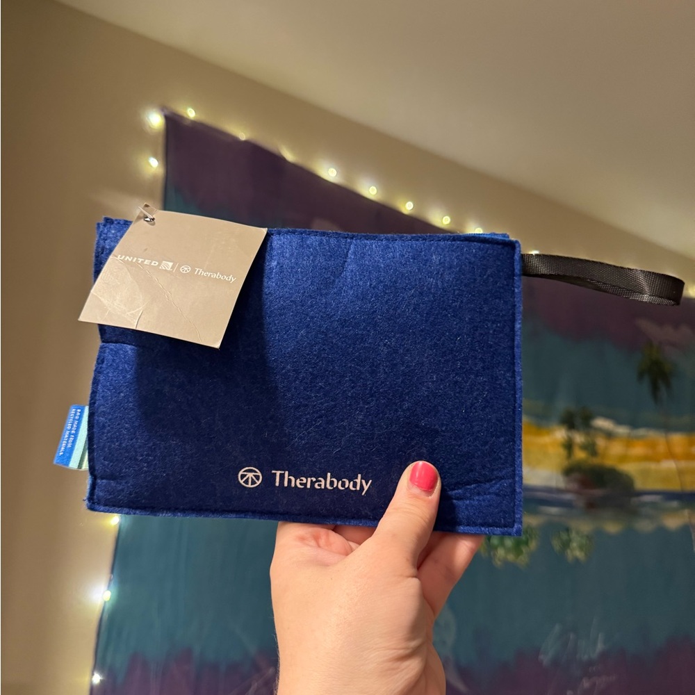 United Airlines Premium Plus Therabody Amenity Travel Kit Blue Felt Pouch NWT
